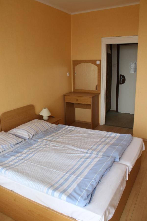 Manuela Ifjusagi Hotel Balatonfured Exterior photo